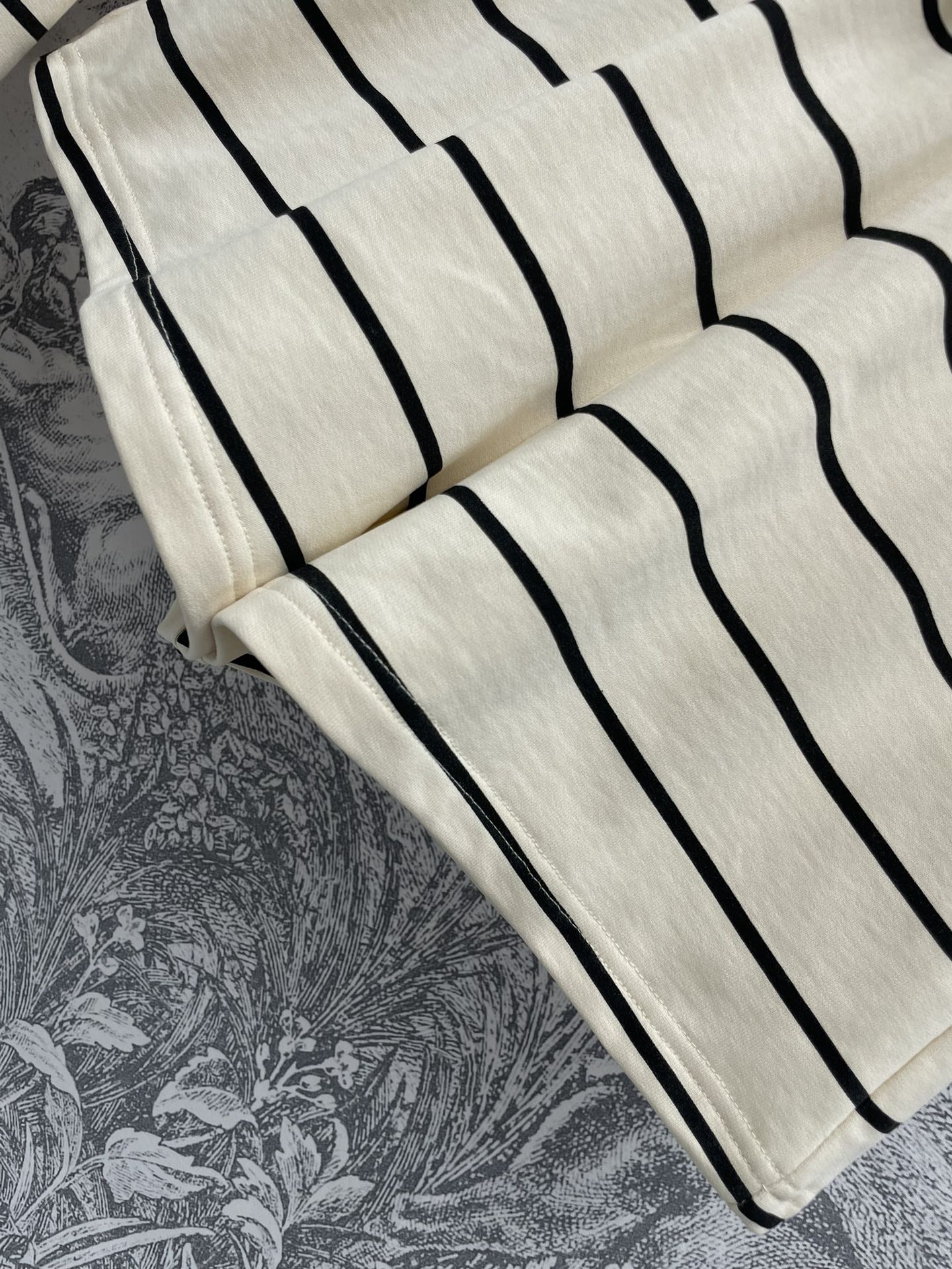 Miu Miu - 2404-24 Новый полосатый спортивный костюм: толстовка с длинными рукавами, воротником и застежкой на половину пуговиц, шорты на эластичном поясе.