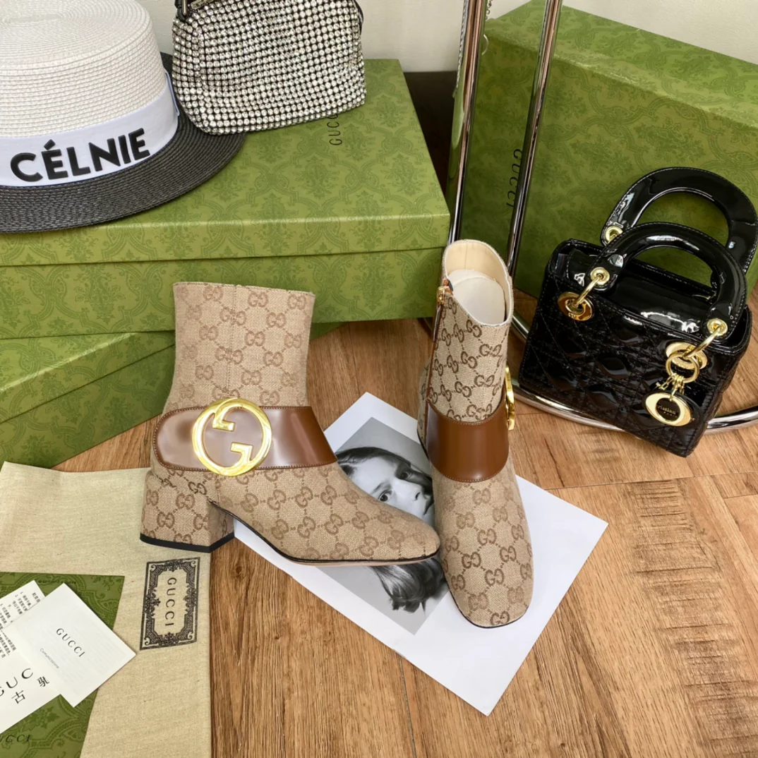 Новинка сезона осень/зима Gucci 22ss - Классические ботильоны с золотой пряжкой - Монограмма - 1