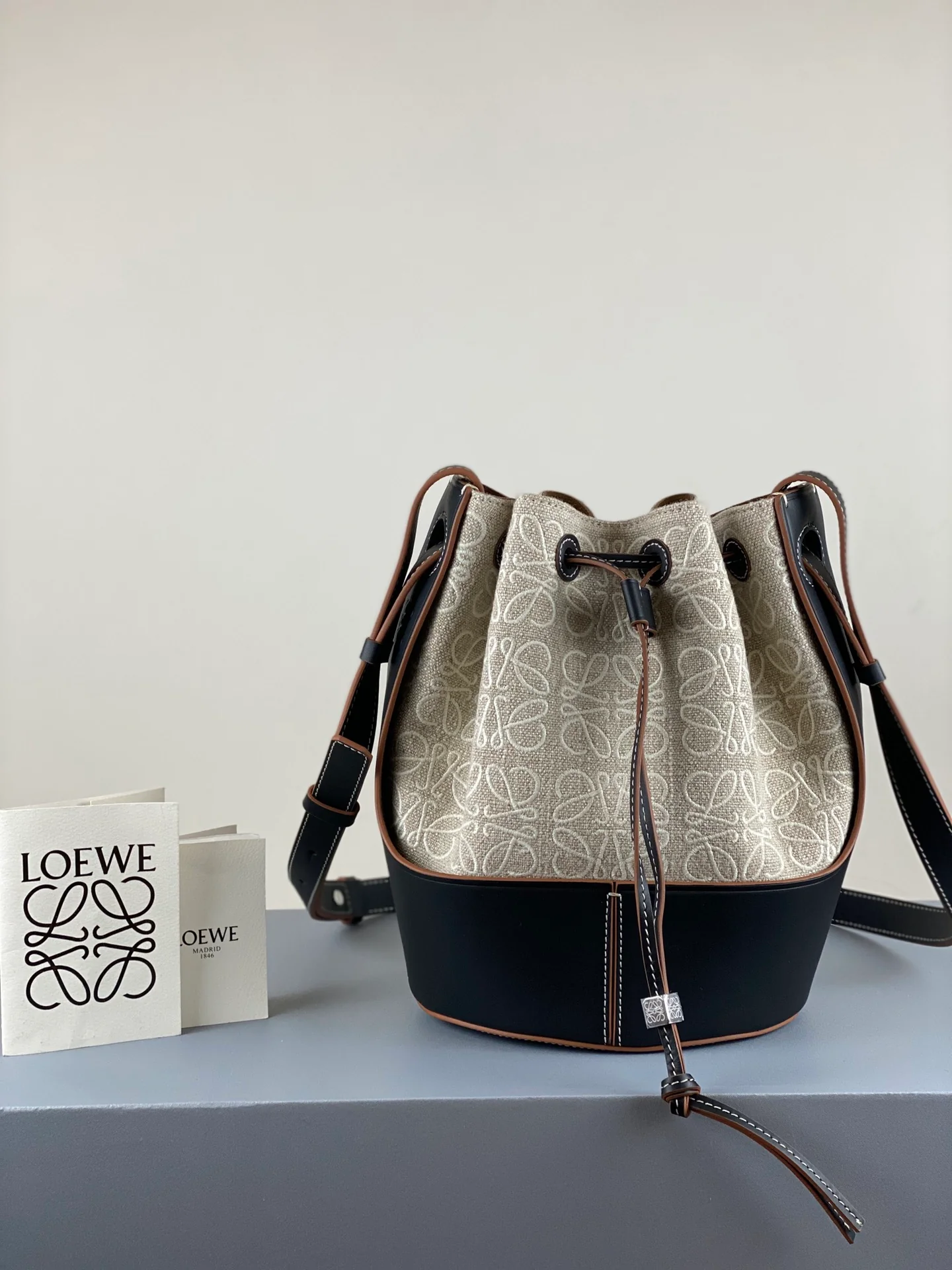 Loewe - Новая жаккардовая ткань Bucket