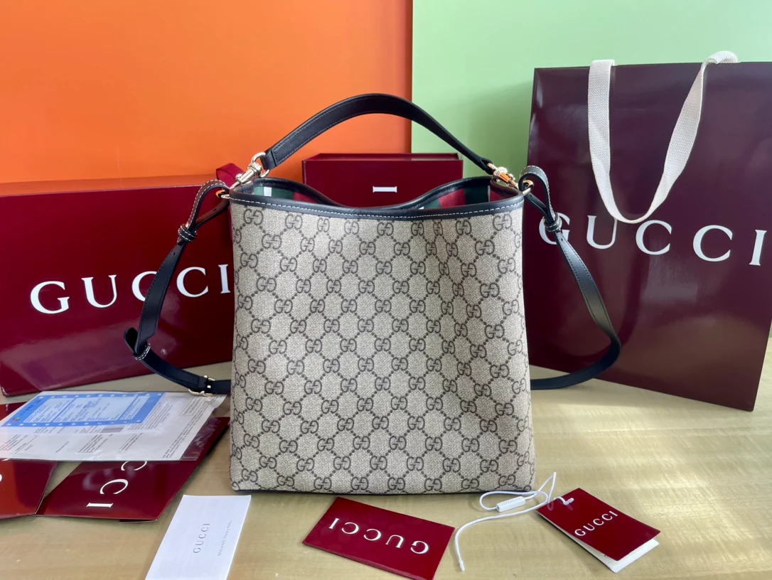 Маленькая сумка через плечо Gucci 2025 с отделкой из черной кожи - коричневая