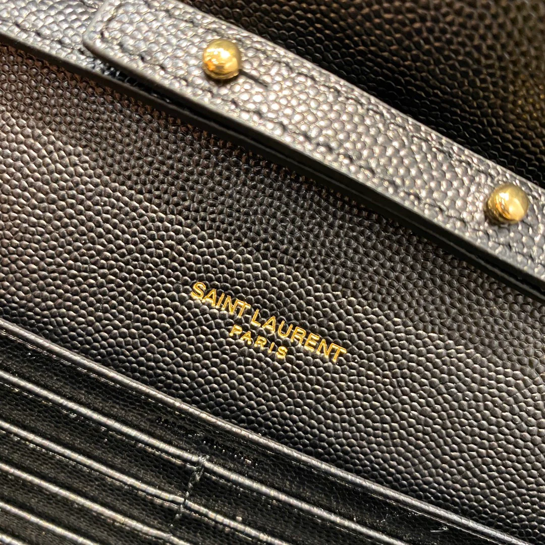 Сумка-конверт YSL с монограммой и икрой и V-образным ромбовидным узором
