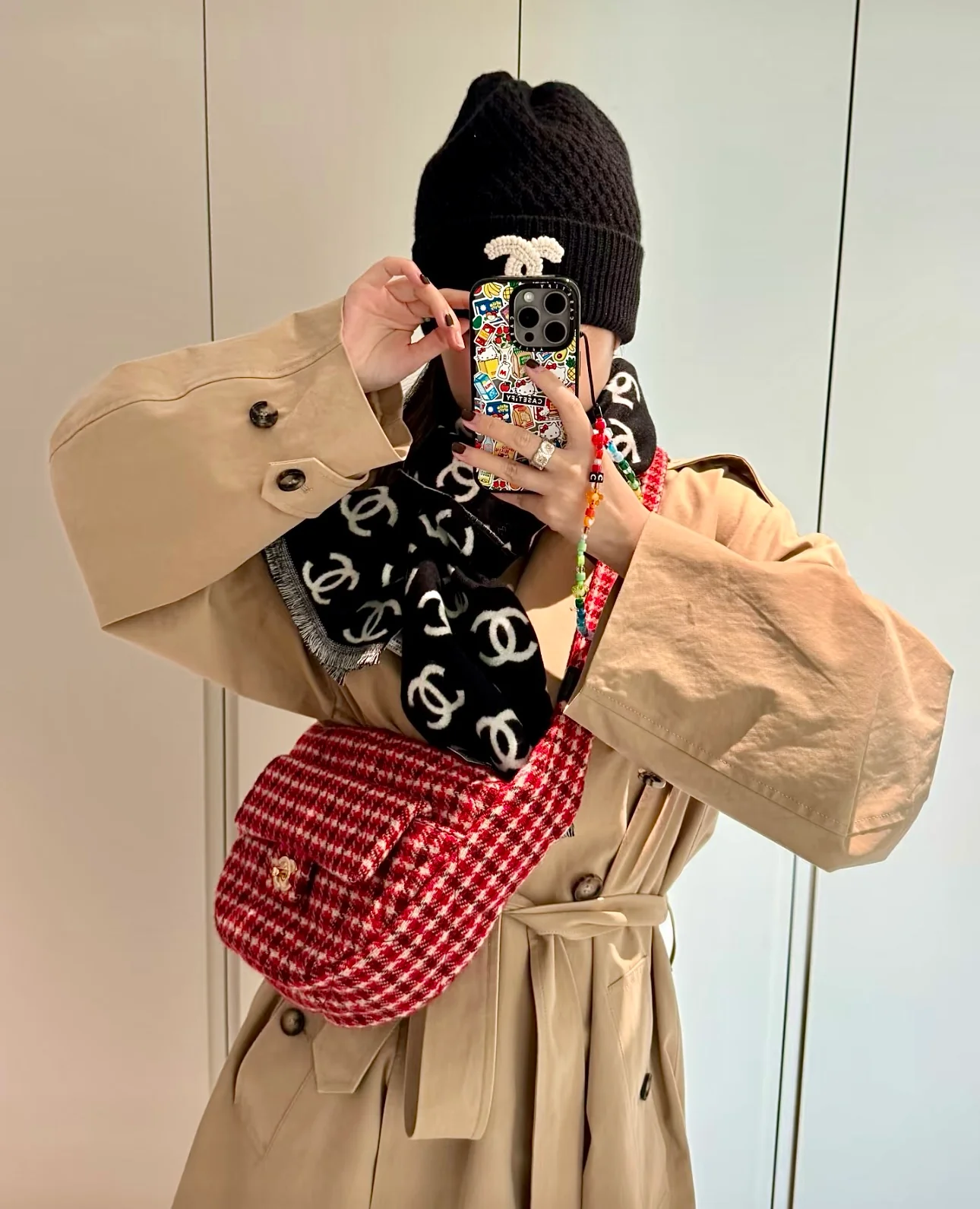 Сумка-хобо Chanel с узором ?гусиная лапка? — красная.