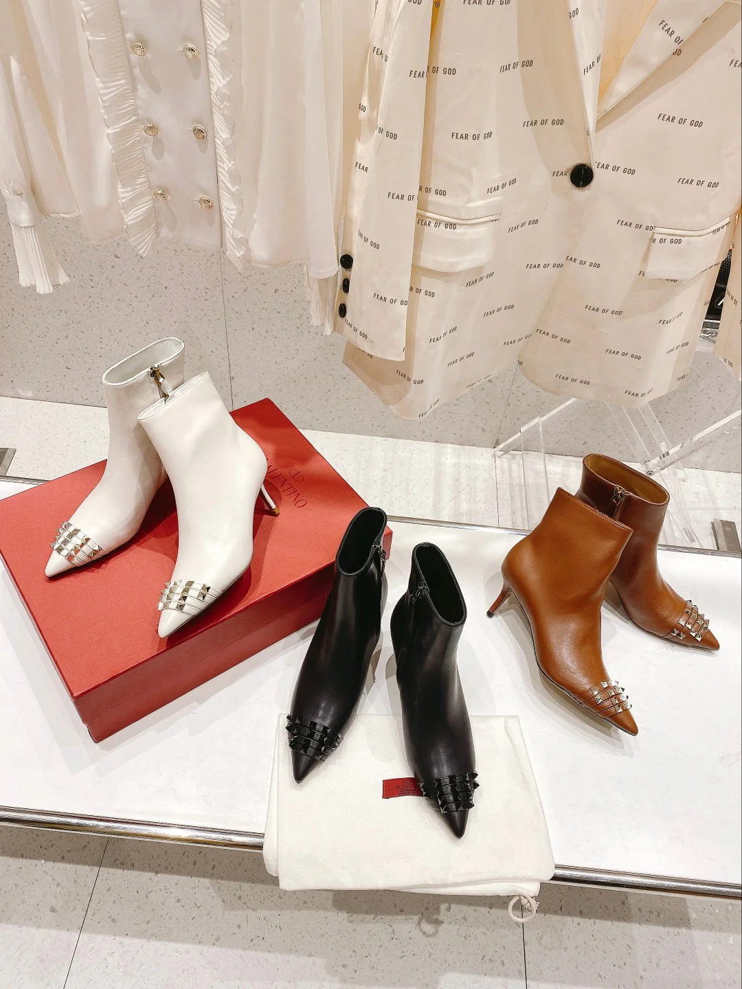 Valentino - Ботильоны на шпильке с заклепками - Черные