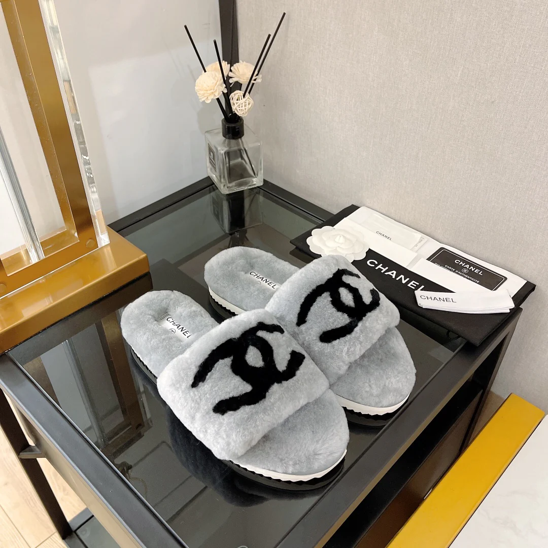 Коллекция Chanel 2022 года с подиума - Меховые тапочки - Серые