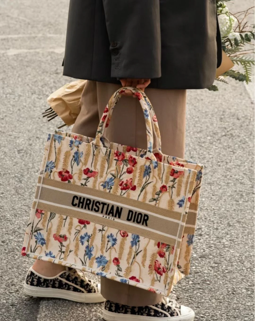 Сумка Dior Book Tote, большой размер 41,5 см, с цветочным принтом.