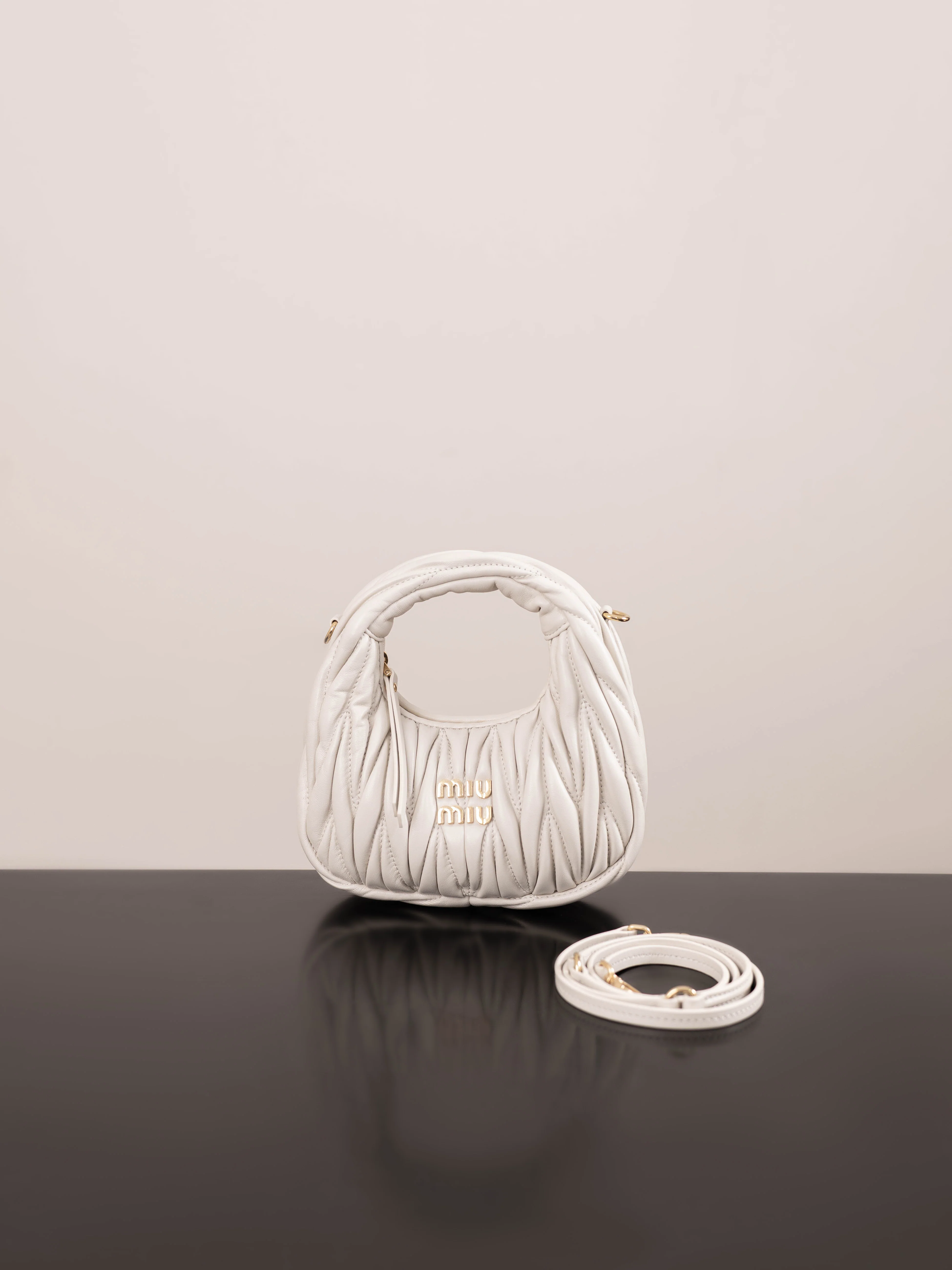 Miu Miu - Миниатюрная сумочка из овечьей кожи - Белая