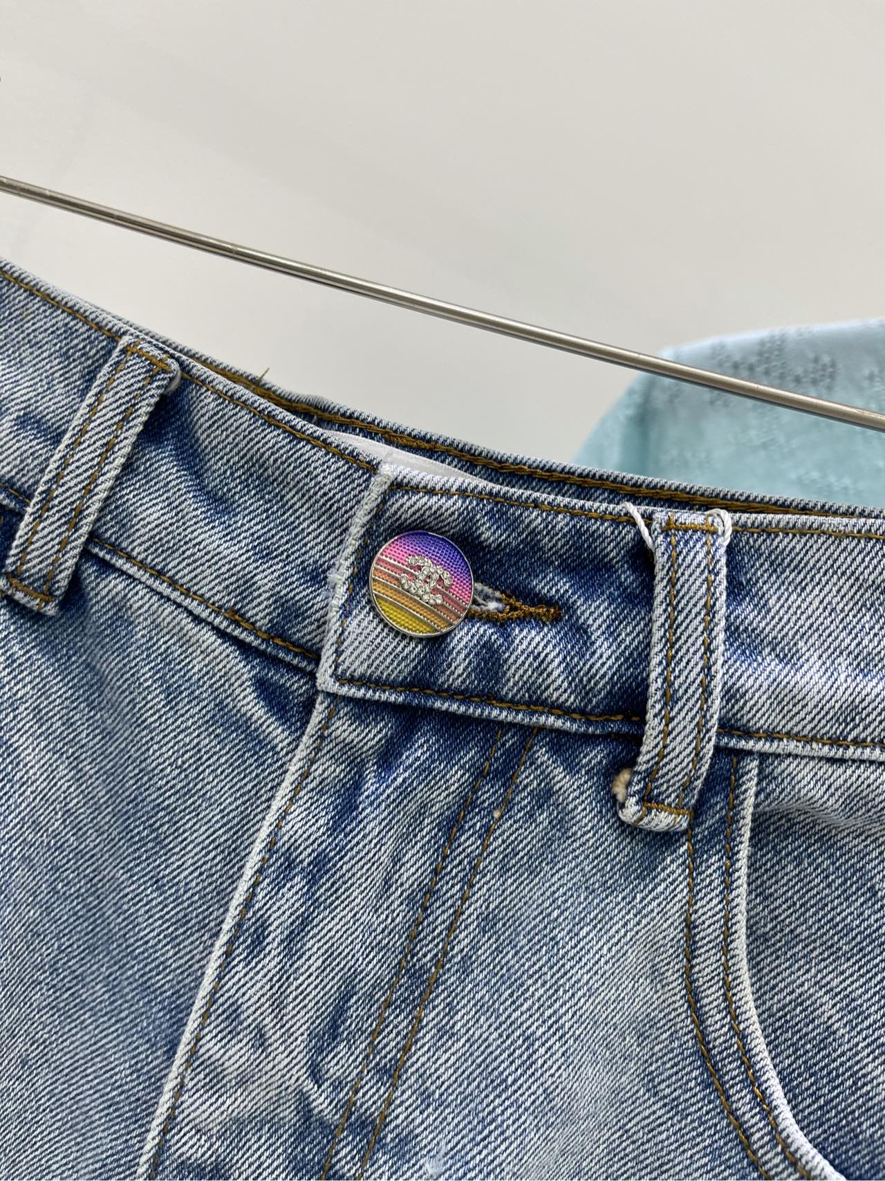 Джинсовые шорты Chanel 2403 с высокой талией и пуговицей в стиле Chanel.