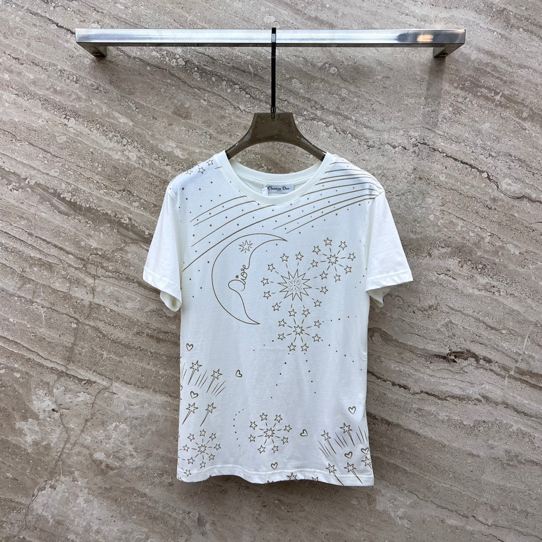 Новая коллекция Dior весна/лето 2024: футболка с коротким рукавом и круглым вырезом, с принтом пятиконечной звезды.