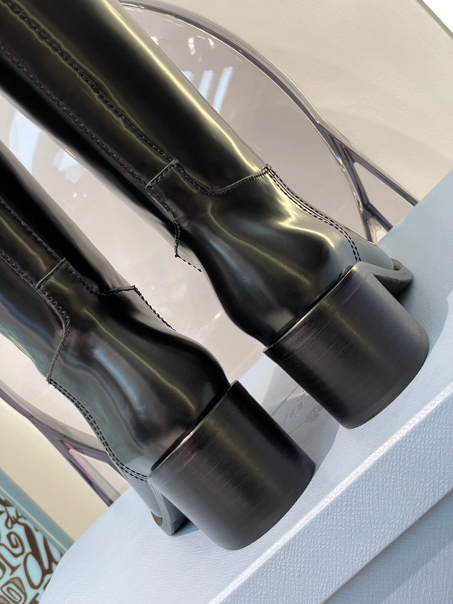 Новинка сезона осень/зима 2023 от Prada — высокие сапоги из телячьей кожи.