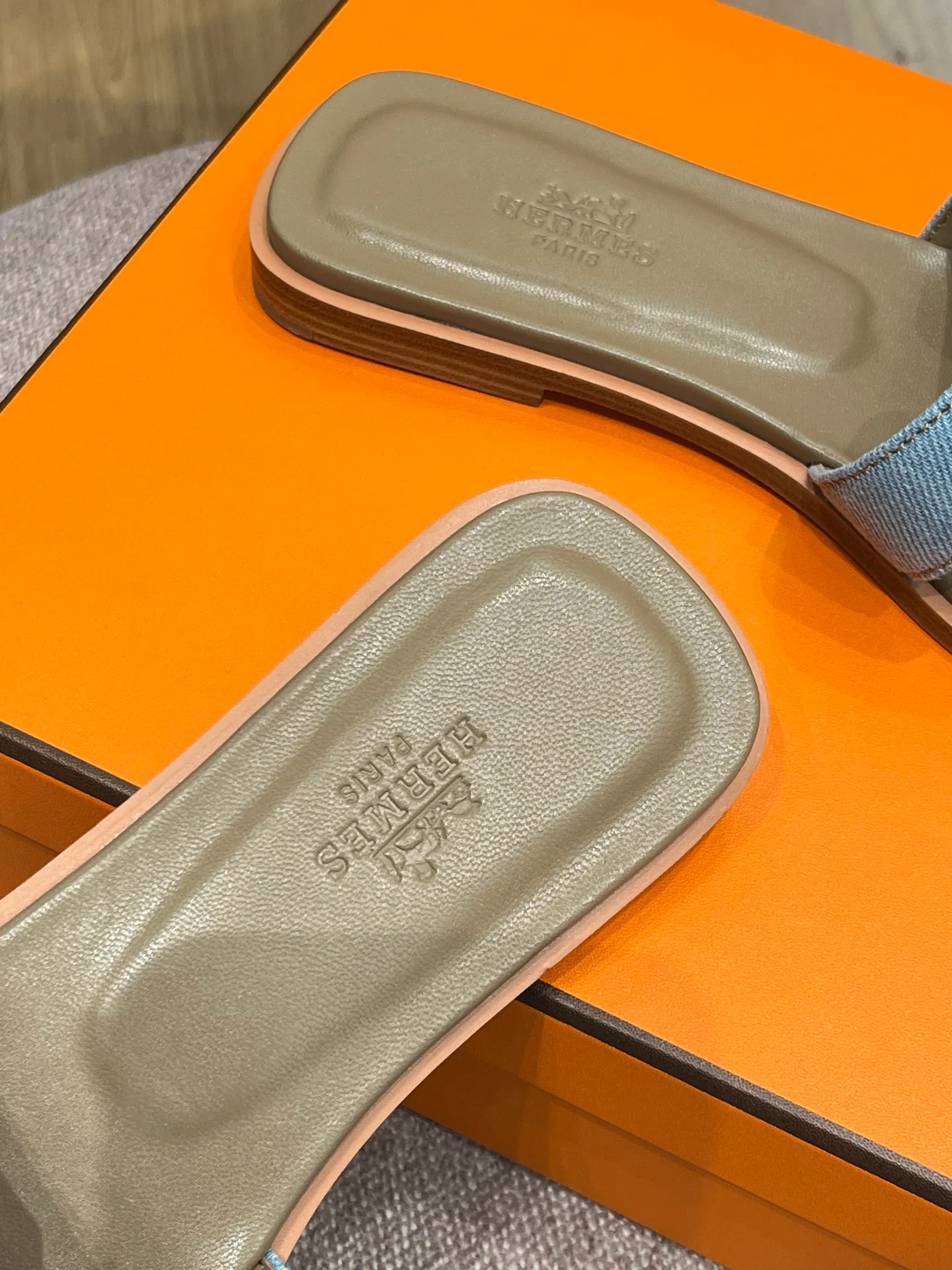 Новинка сезона весна/лето 2022 от Hermes - плоские тапочки H - 2 шт.