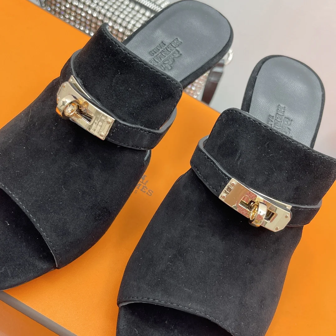 Новинка сезона осень/зима 2022 от Hermes - сандалии на высоком каблуке с открытым носком - 2 шт.