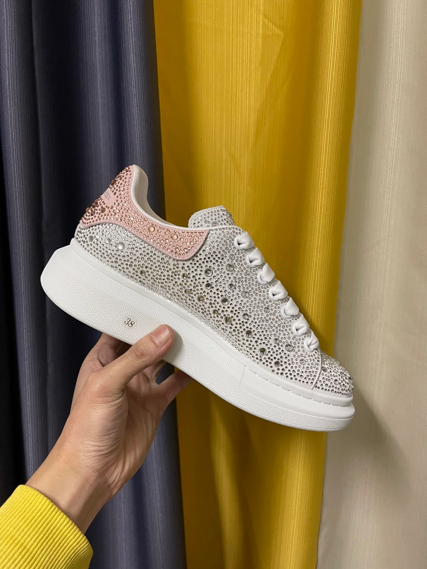 Классические белые кроссовки McQueen - унисекс - белые - полностью украшены стразами, розовые - премиум-издание