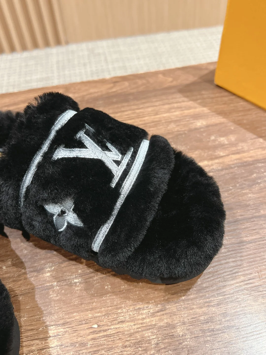 Шерстяные тапочки LV-2024 на плоской подошве - черные