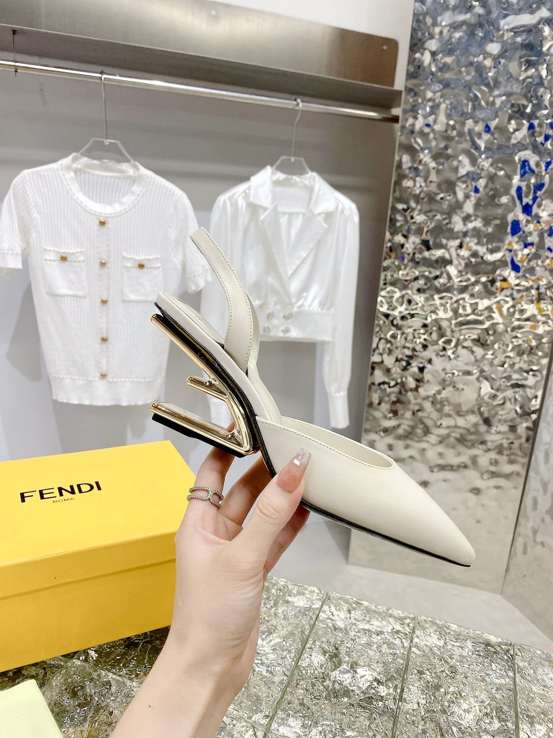 Новинка лета 2022 от Fendi - туфли на F-образном 3D-каблуке.