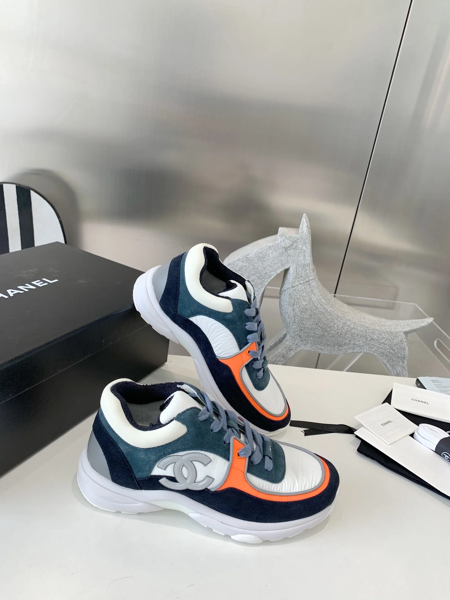 Новинка сезона осень/зима 2022 от Chanel - Спортивные повседневные туфли - Черные