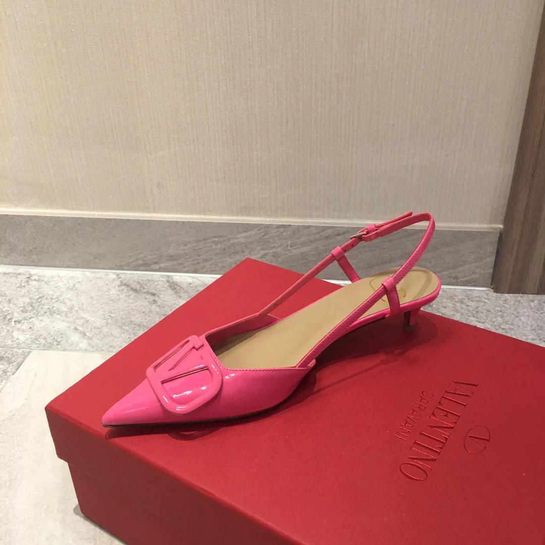 Лакированные босоножки Valentino на низком каблуке с острым носком — розовые.