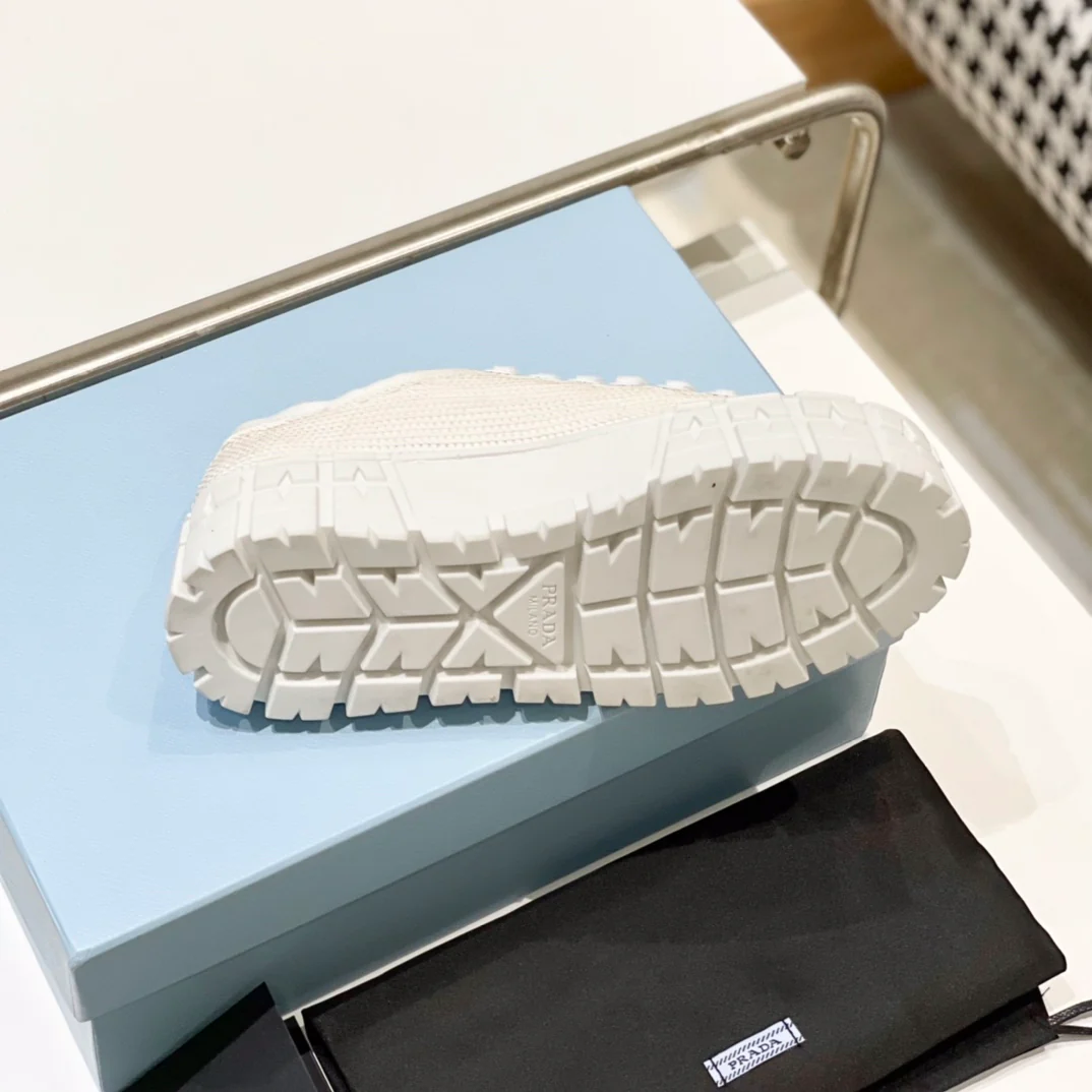 Обувь Prada - кроссовки Prada на платформе с пайетками - белые