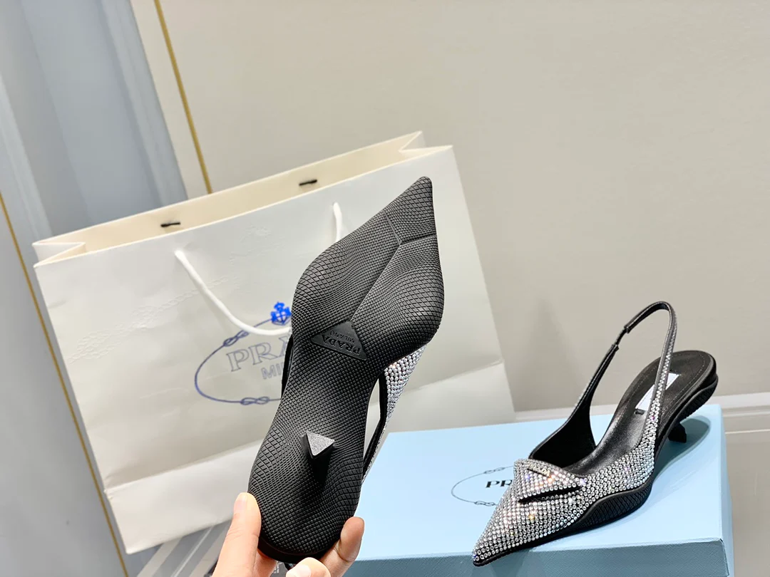 Prada - Туфли на низком каблуке, украшенные бриллиантами