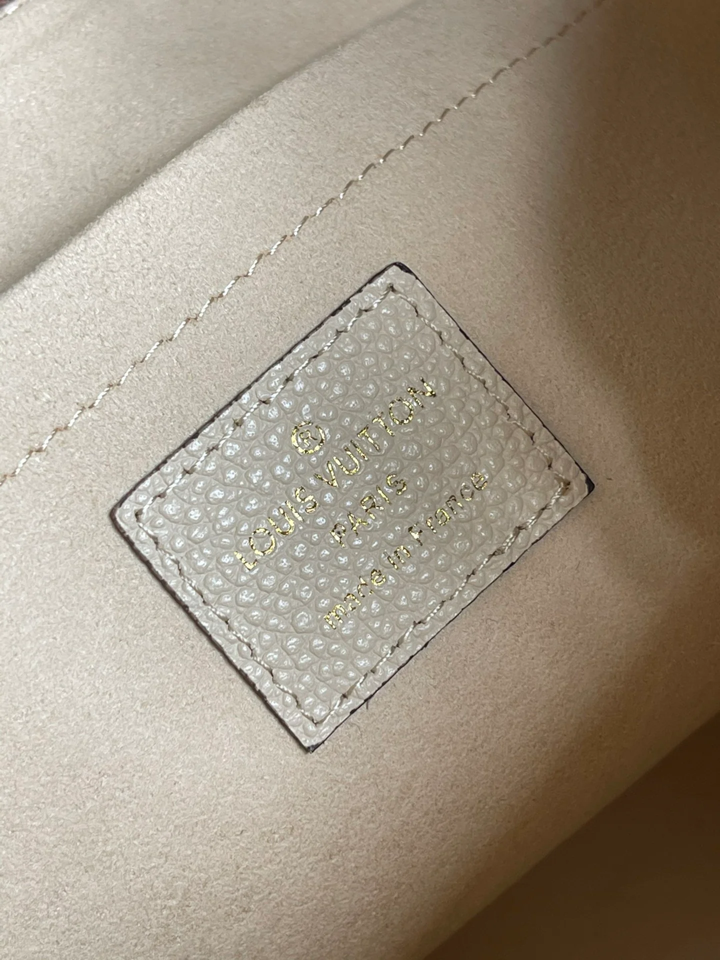 lv-m80174-daily-clutch-1