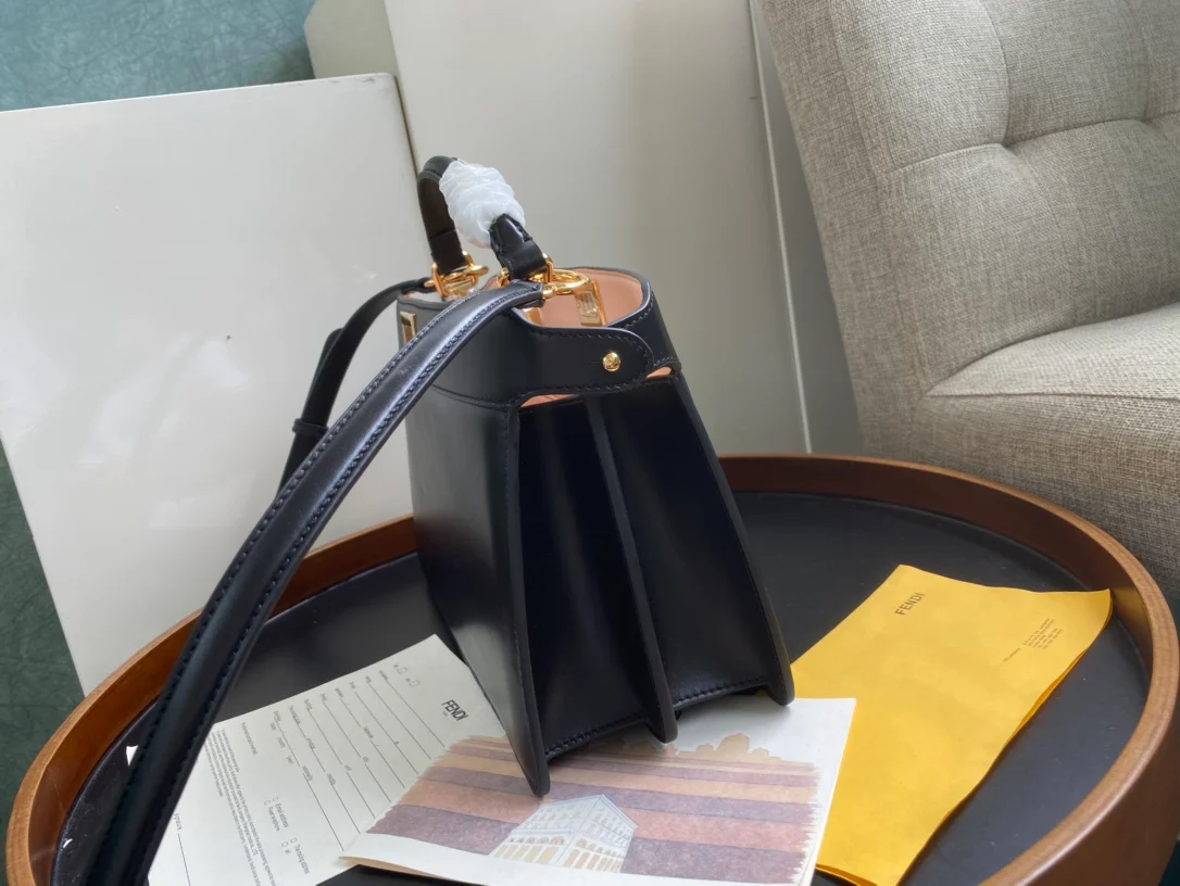 Маленькая черная кожаная сумка Fendi Peekaboo i-seey