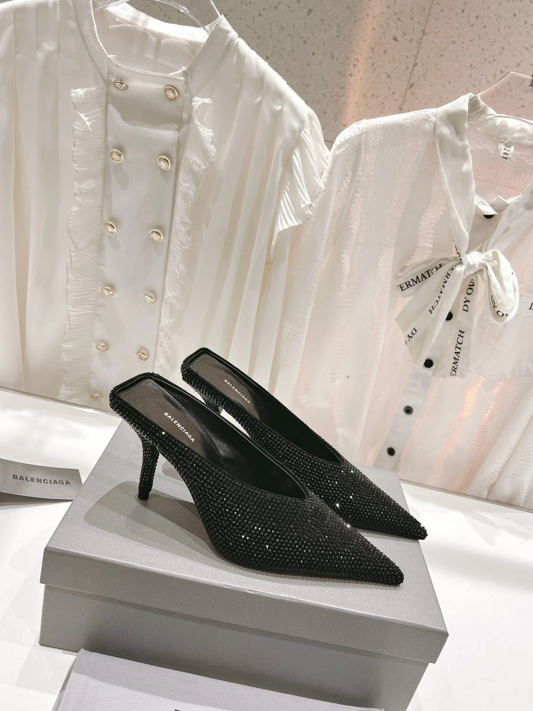 Новинка сезона весна/лето 2023 от Balenciaga - туфли-лодочки на тонком каблуке с декором из страз.