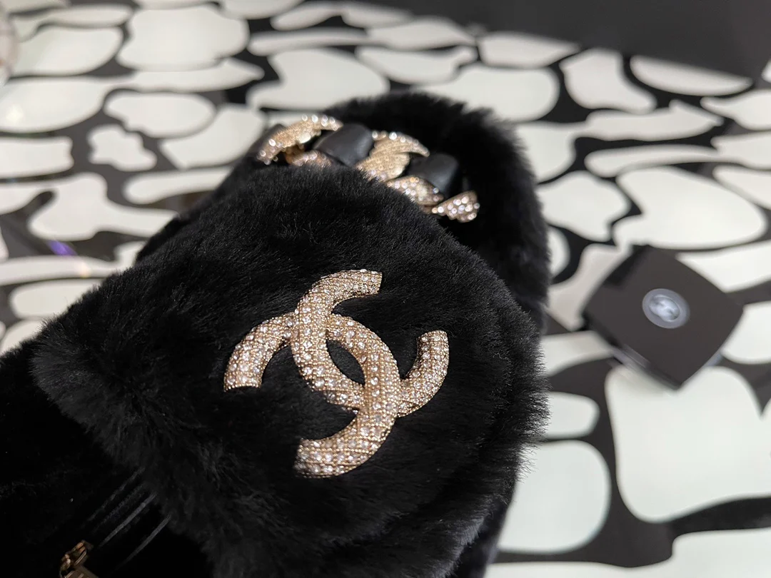 Сумка Chanel из овчины с цепочкой и бриллиантами - 1