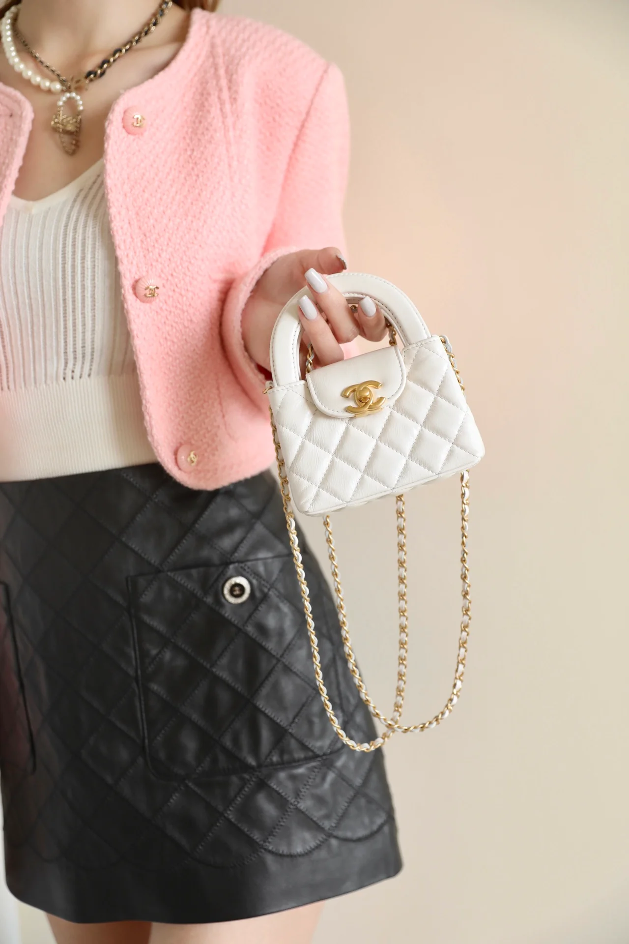 Миниатюрная сумочка Chanel Kelly на цепочке, белая.