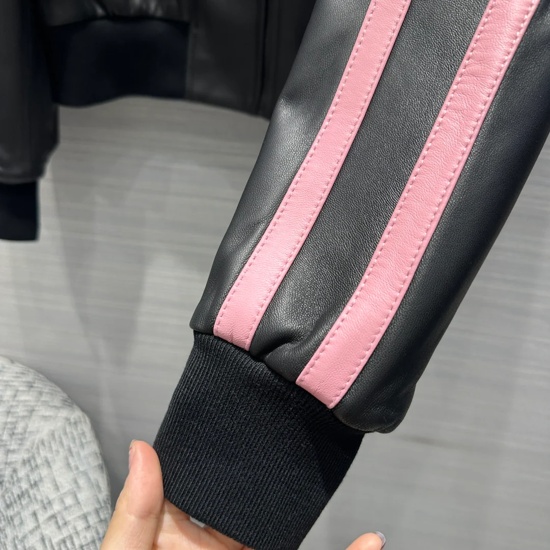 Куртка Celine из натуральной кожи, новая коллекция весна/лето 2024, с воротником-стойкой и розовой отделкой.