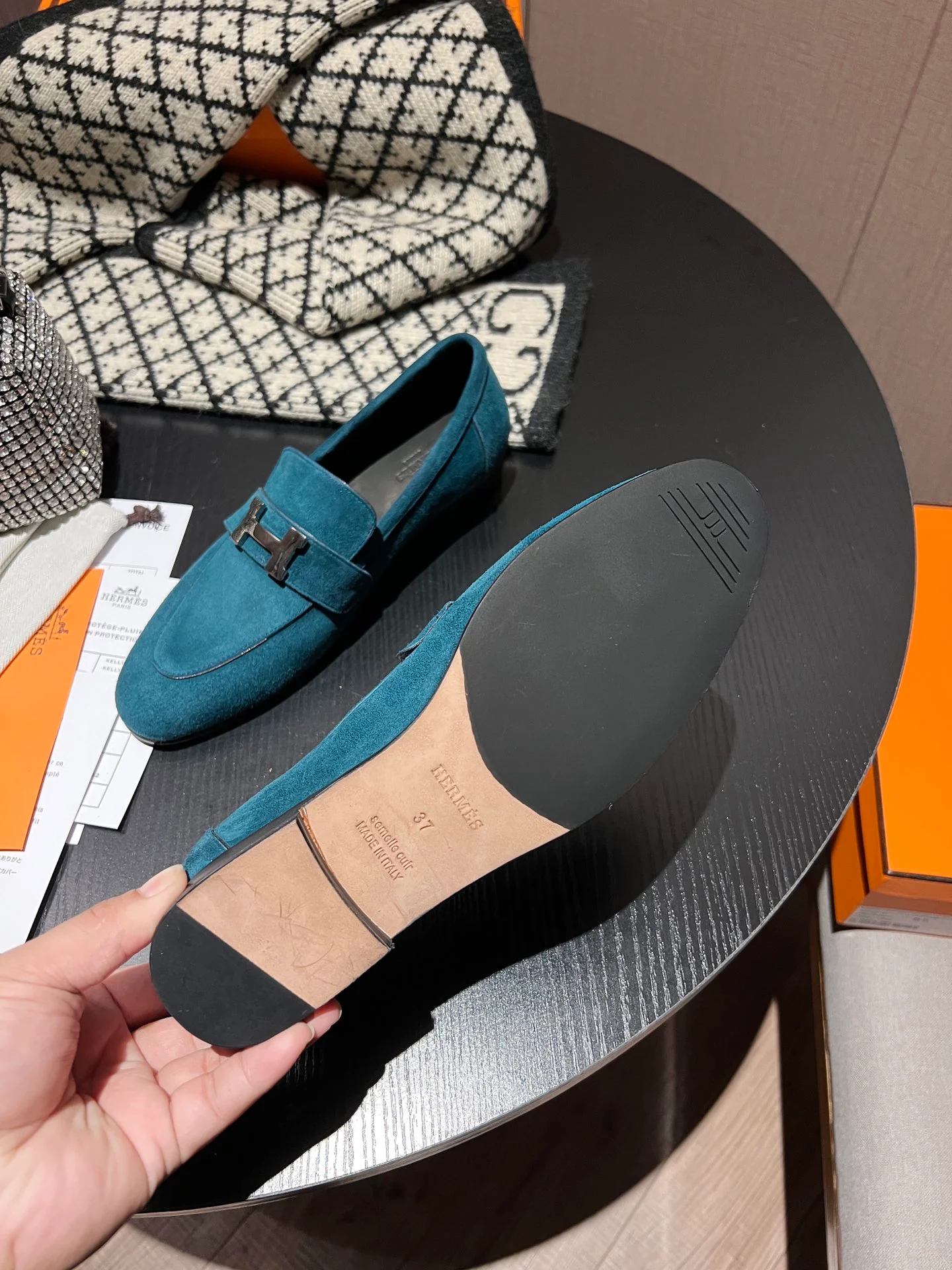 Новинка от Hermes весна/лето 2022: лоферы ручной работы, синие.