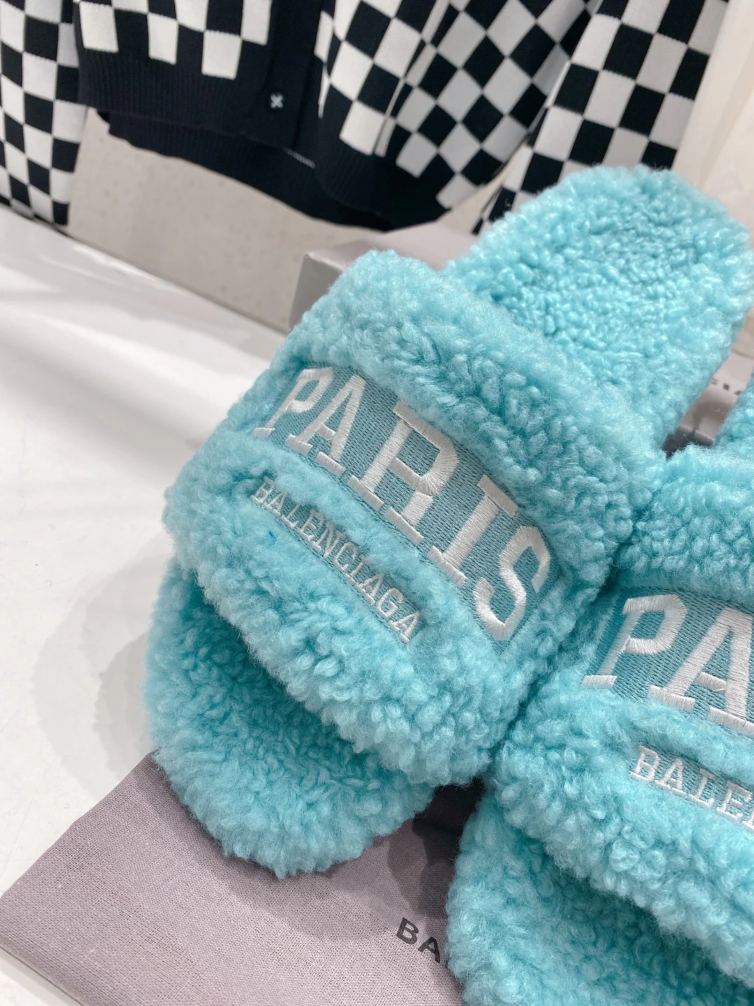 Новинка Balenciaga 2023 года - Меховые тапочки - Светло-голубые