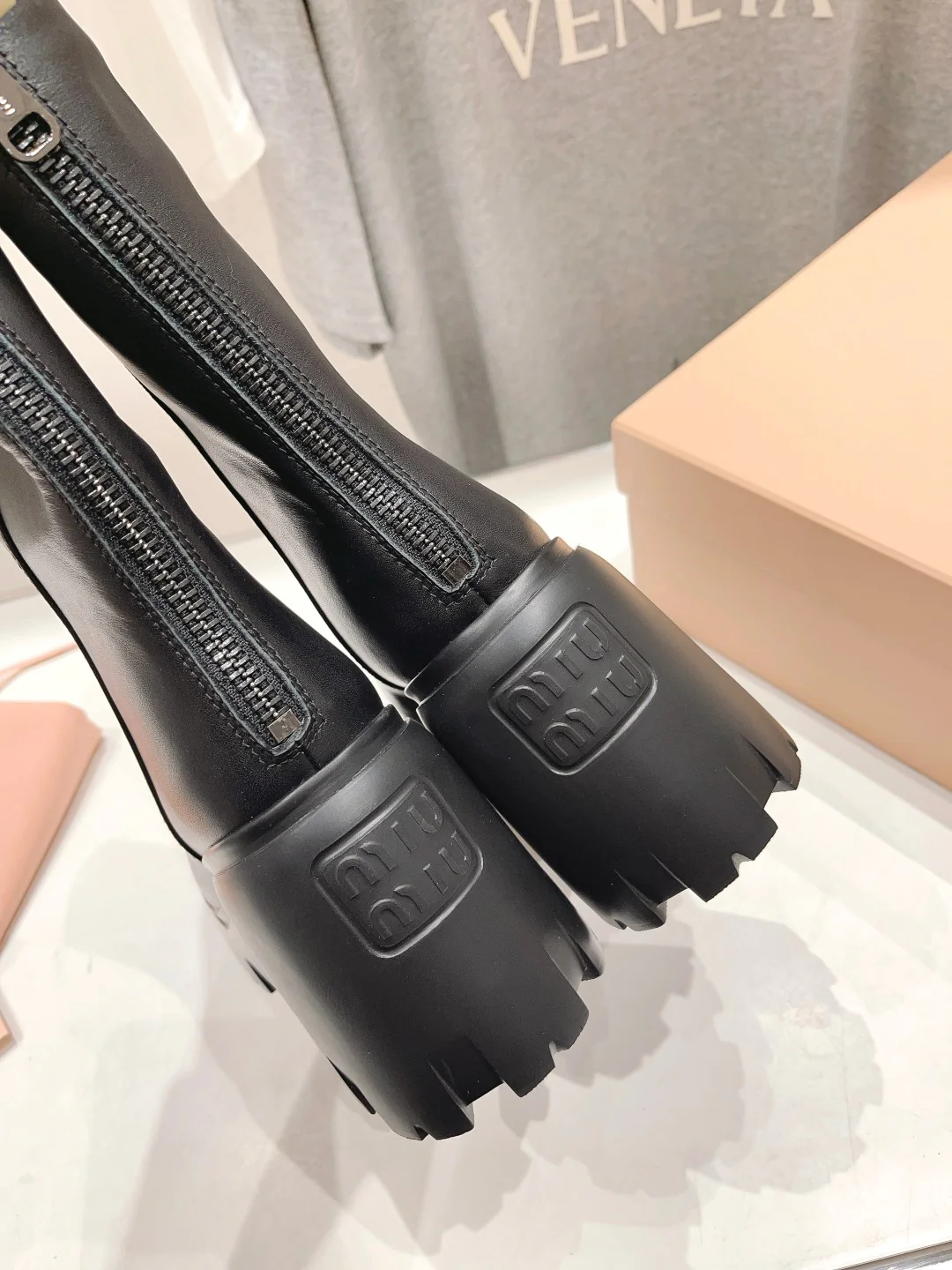 Miu Miu — Новинка сезона осень/зима 2023 — Ботильоны на высоком каблуке с застежкой-молнией и платформой