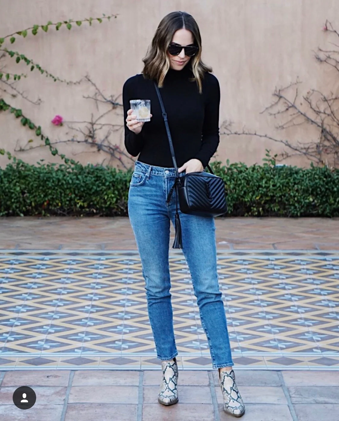 Фотосумка YSL Lou Bag — черная с черной пряжкой.