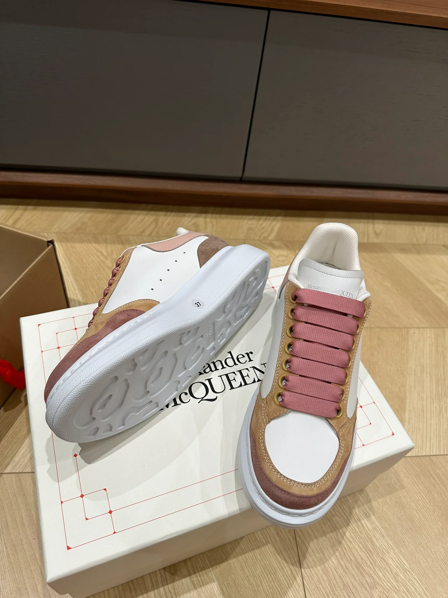 McQueen - Белые кроссовки с вставками из телячьей кожи и замши - Унисекс - Розовые