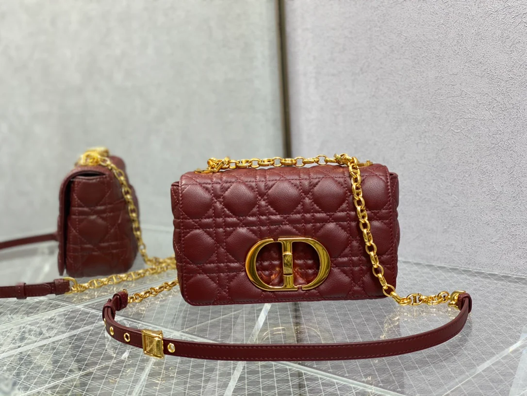 Стеганые часы Dior Caro из телячьей кожи, маленький размер, бордовые.