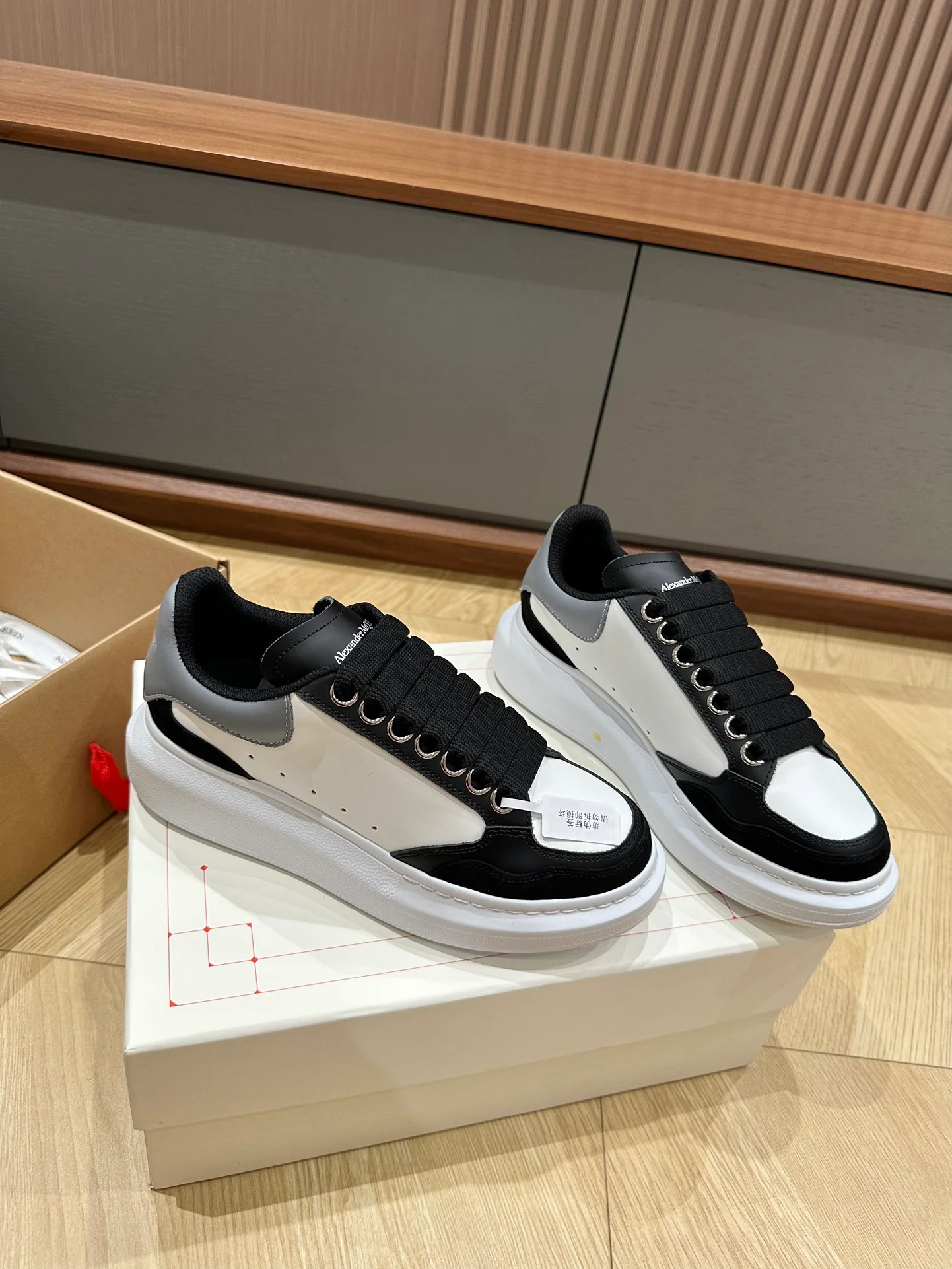 McQueen - Белые кроссовки из телячьей кожи и замши - Унисекс - Черные