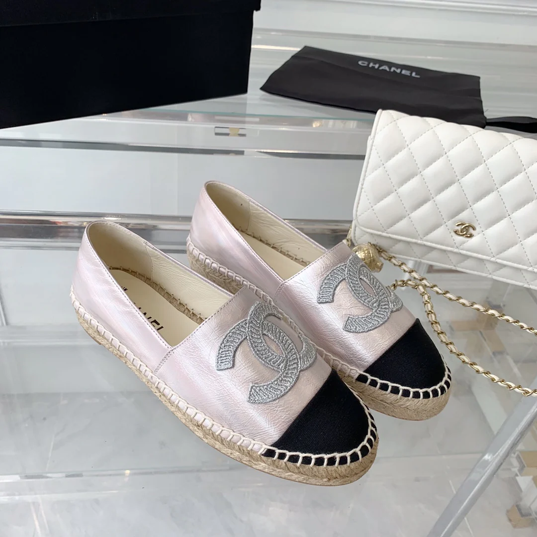 Новинка сезона весна/лето 2023 от Chanel - Переливающиеся рыбацкие туфли - цвет шампанского