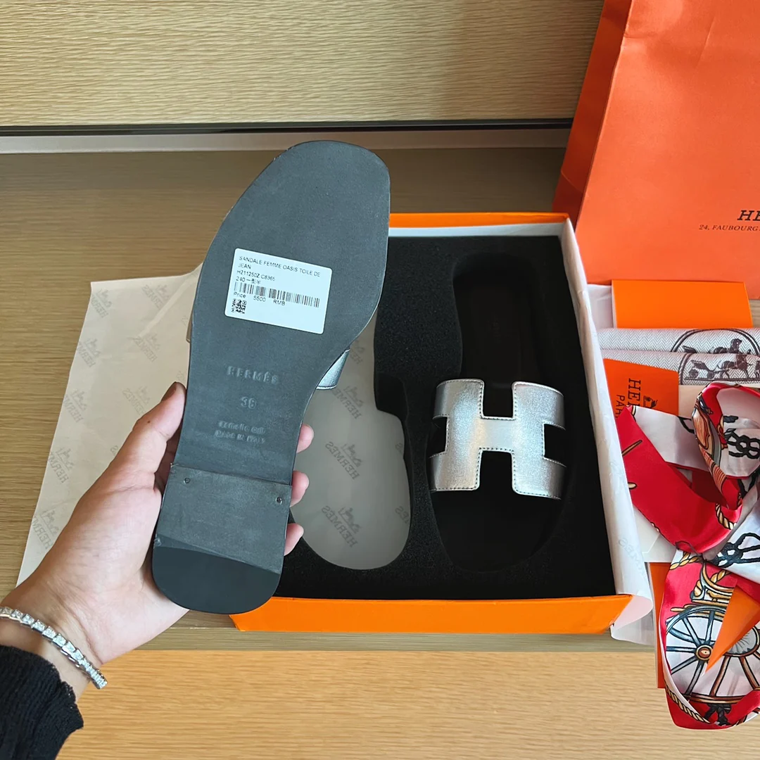 Классические домашние тапочки Hermes H - Верх из однотонной кожи - Подошва, полностью закрывающая тапочки - Серебристый/Черный