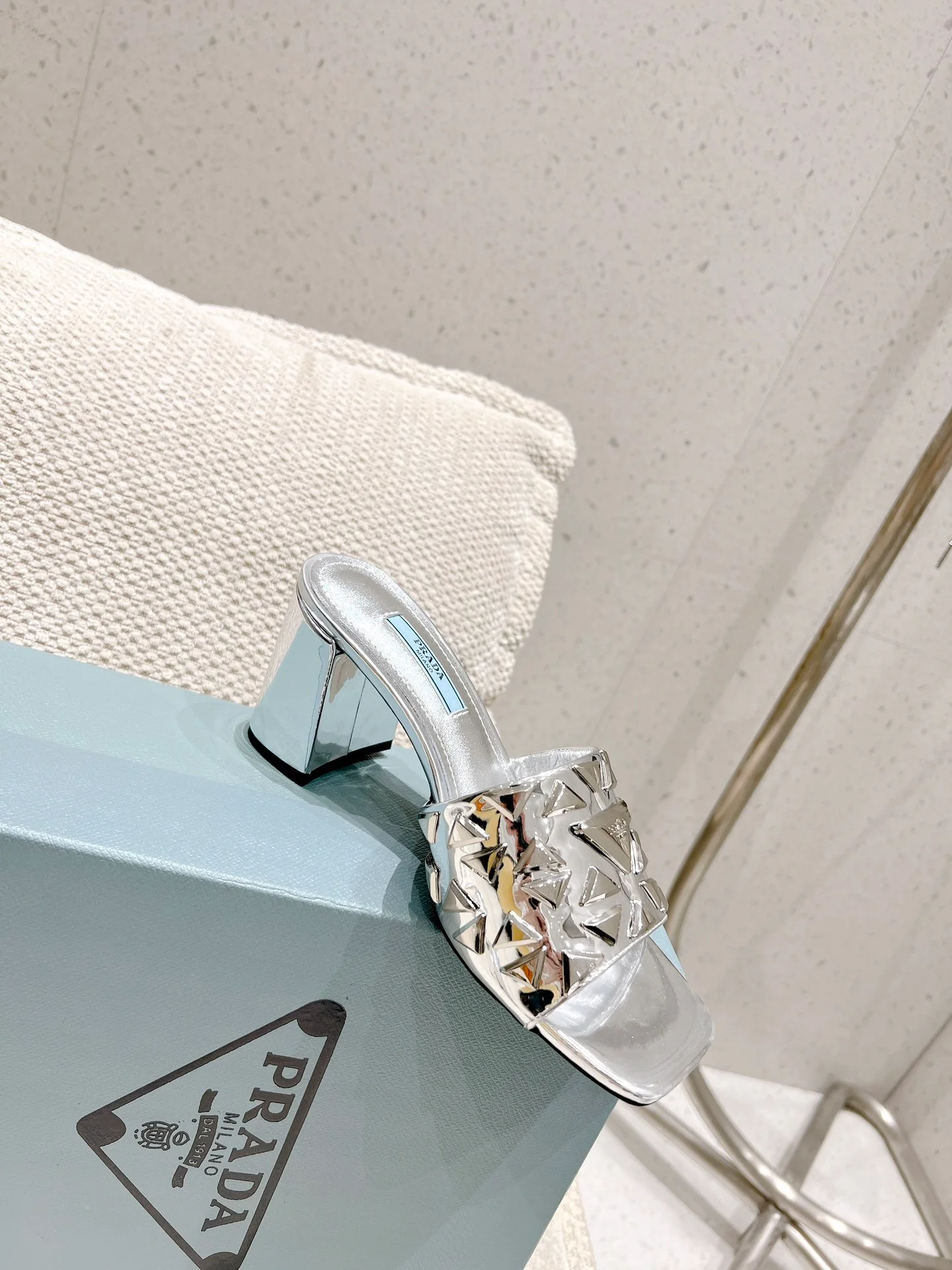 Новинка сезона весна/лето 2023 от Prada - туфли на высоком каблуке с заклепками - 7 см