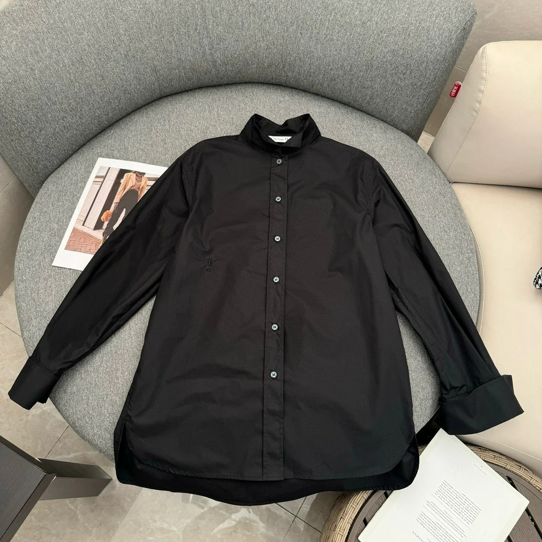 Хлопковая рубашка Dior с отложным воротником-стойкой из коллекции Весна/Лето 2024 — черная.