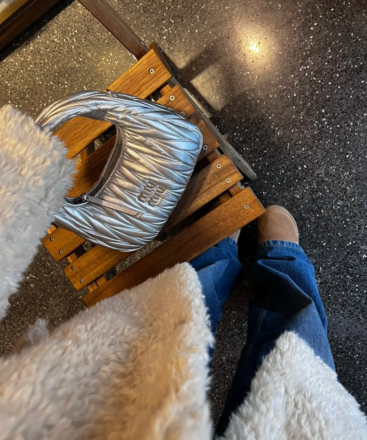 Сумка Miu Miu Wander — подборка фотографий, демонстрирующих людей, носящих её.