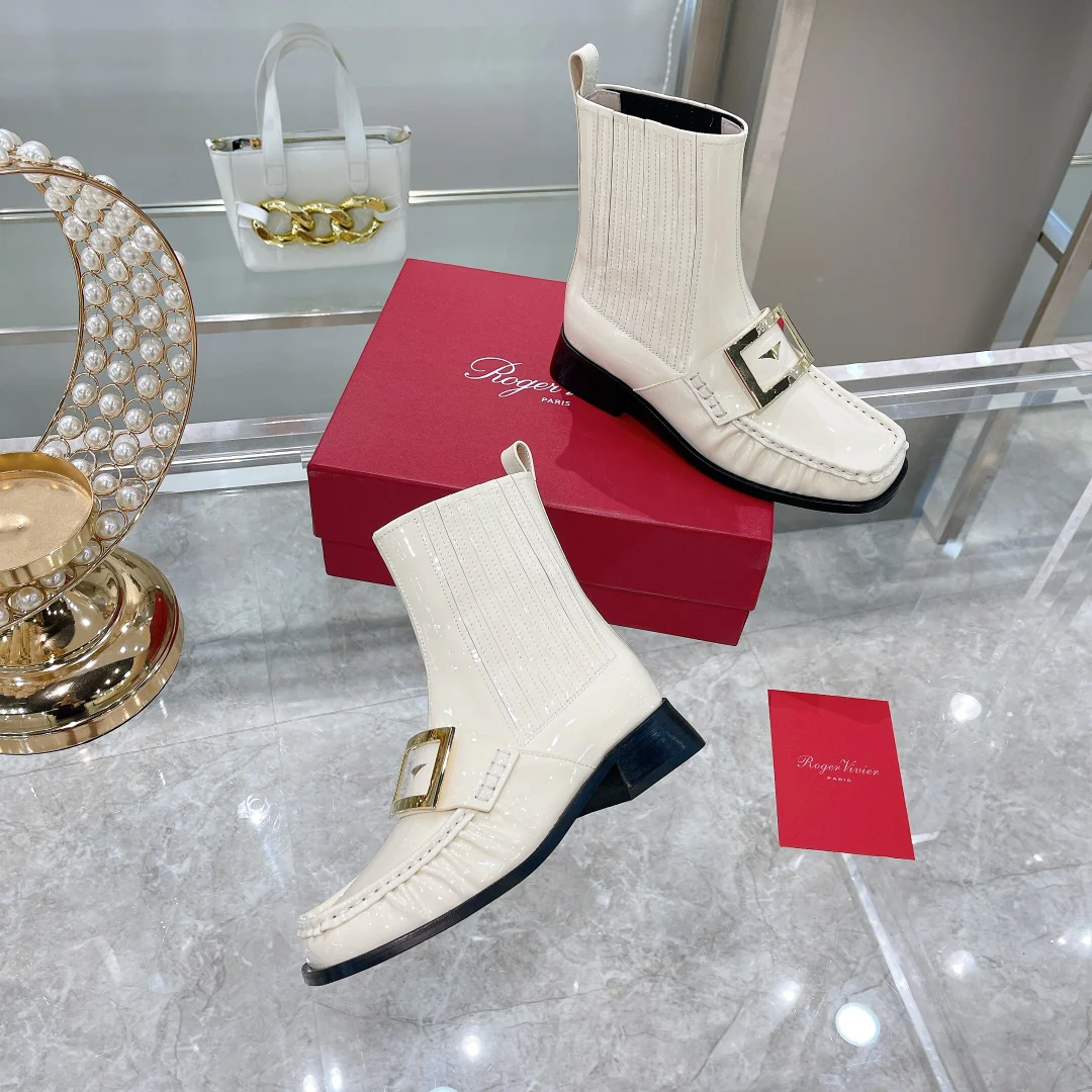 Лакированные ботинки челси с металлическими пряжками — белые.