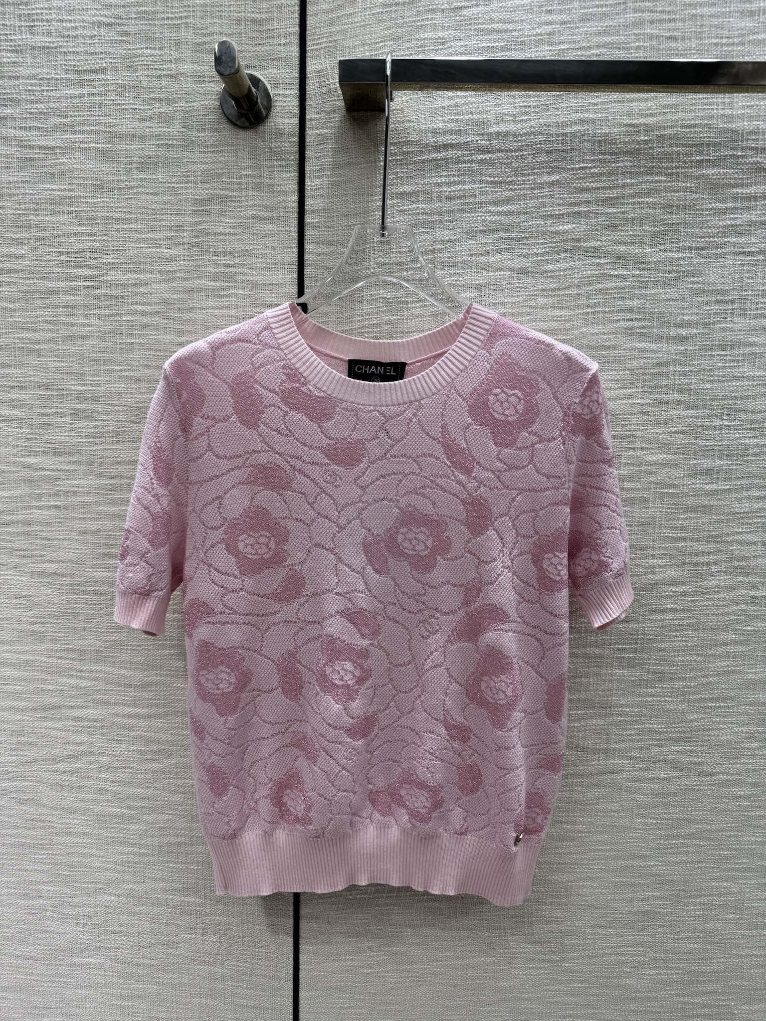 Платье Chanel 2403 Camellia Knit с коротким рукавом, розовое.