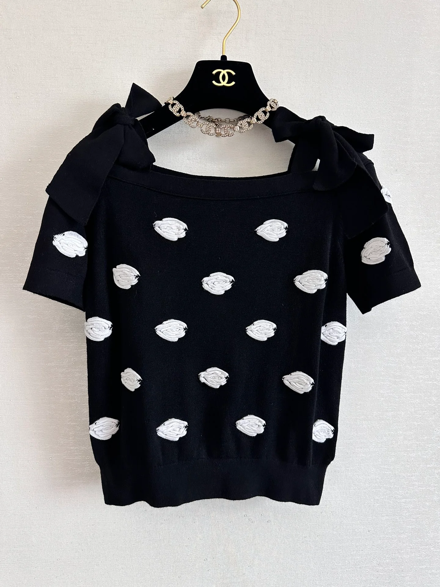 Chanel 2403 - Футболка с коротким рукавом и открытыми плечами ?Камелия? с галстуком