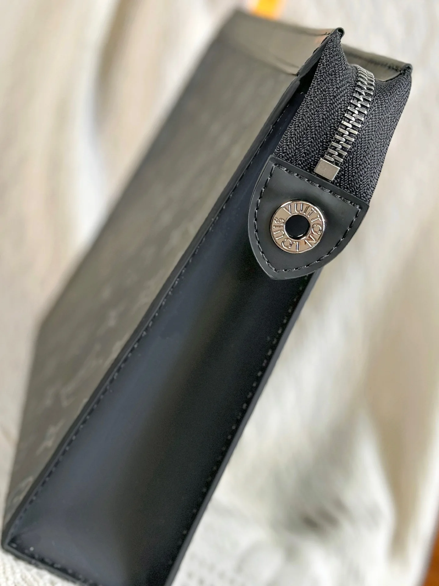 LV-m61692-pochette-voyage средняя сумка-черная с монограммой