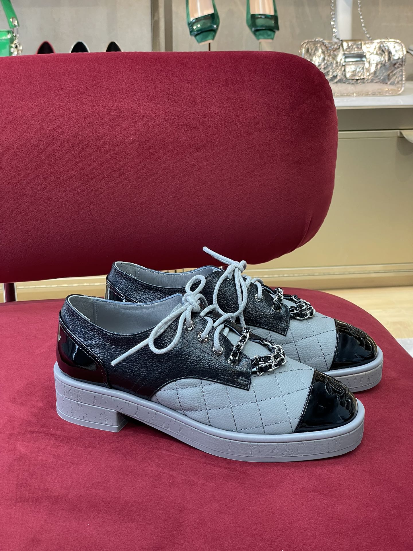 Новинка сезона осень/зима 2022 от Chanel - Кожаные туфли с цепочкой и узором ?личи? - Серые/Черные