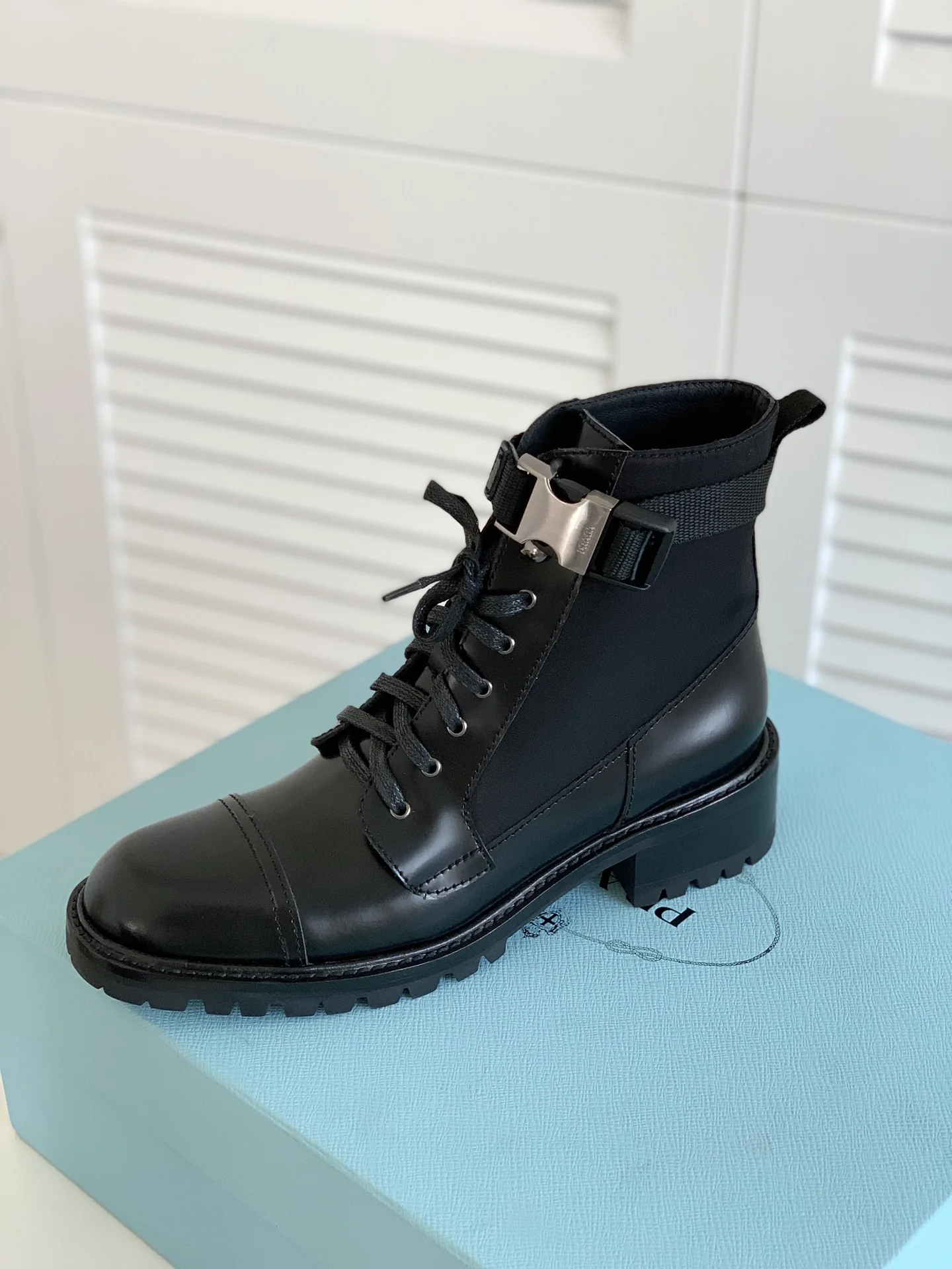 Новинка сезона осень/зима 2022 от Prada — ботинки Dr. Martens на шнуровке.