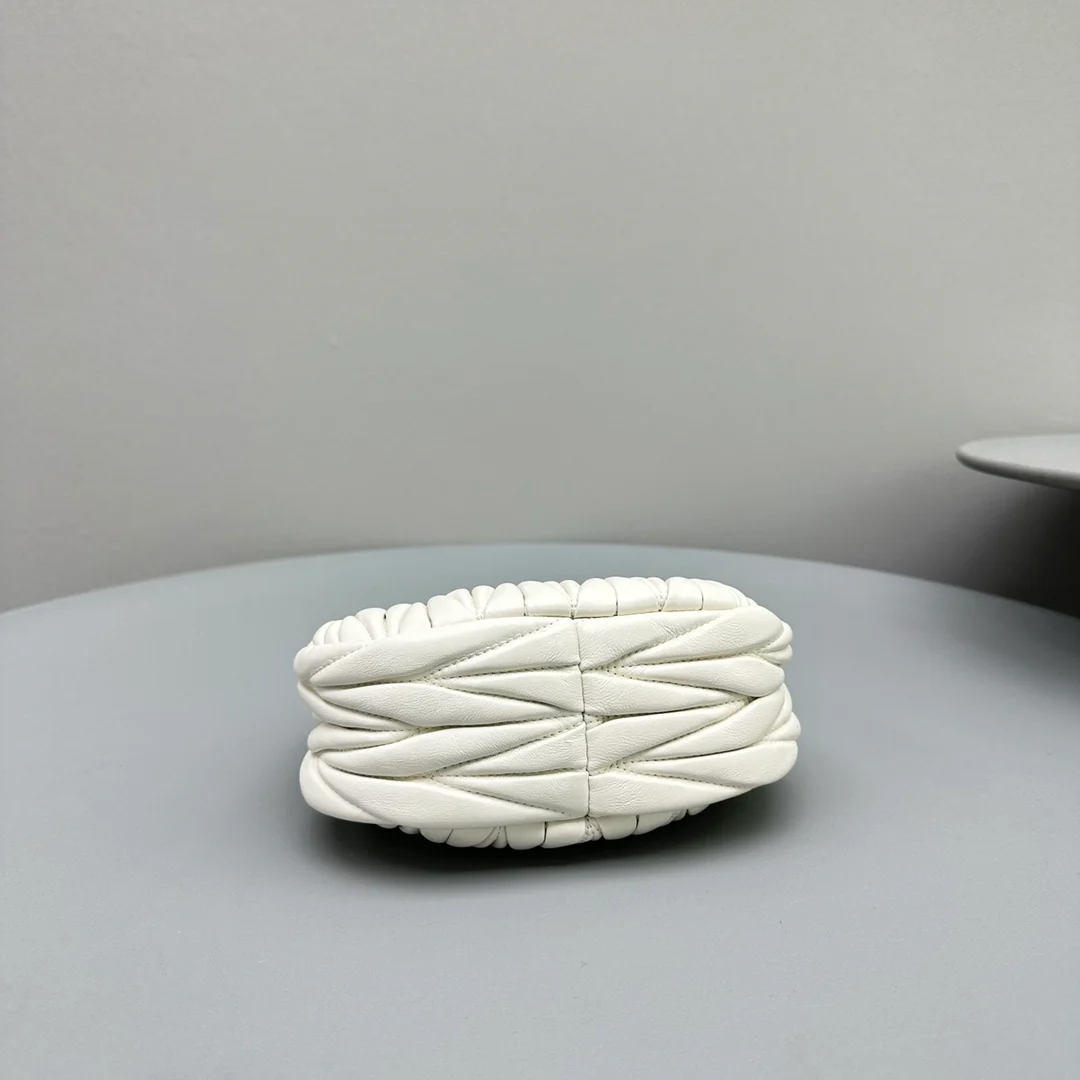 Сумка Miu Miu Wander из овечьей кожи, мини-юбка, белая.