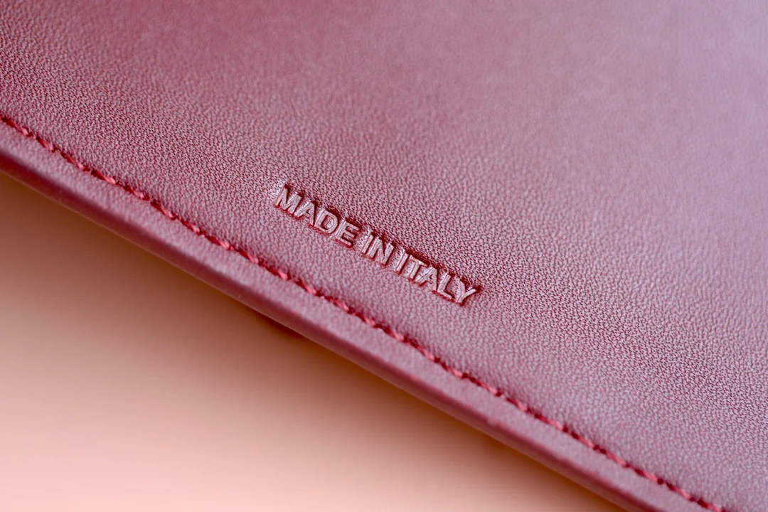 Маленький глянцевый кошелек Triomphe с клапаном из овечьей кожи, бордовый.