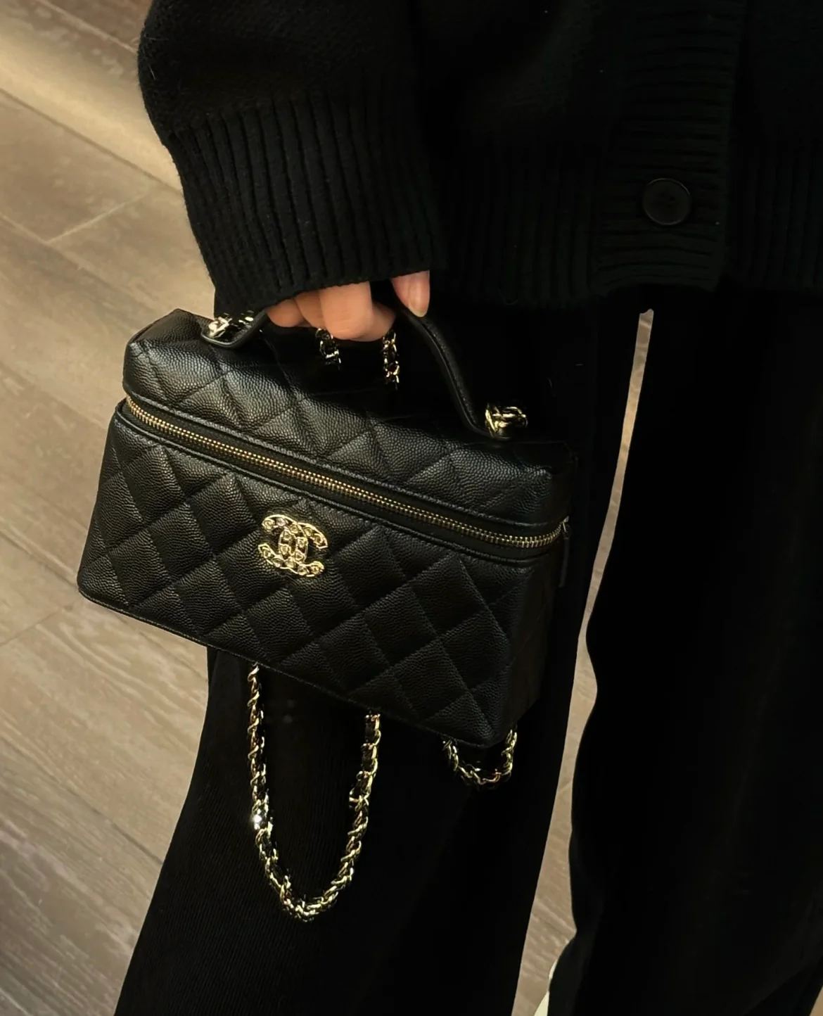 Сумка-бенто Chanel 25p-LP с застежкой в ??форме сердца, украшенной бриллиантами — черная.