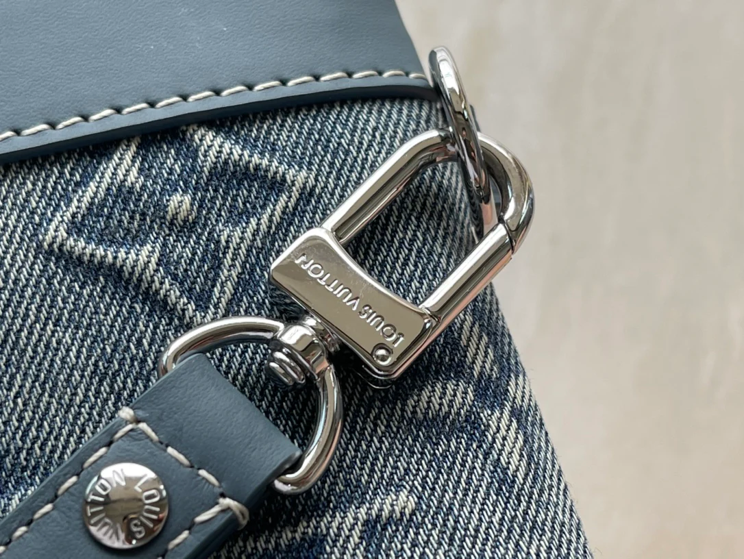 m82313 Сумочка-клатч LV Pochette to Go в джинсовом стиле